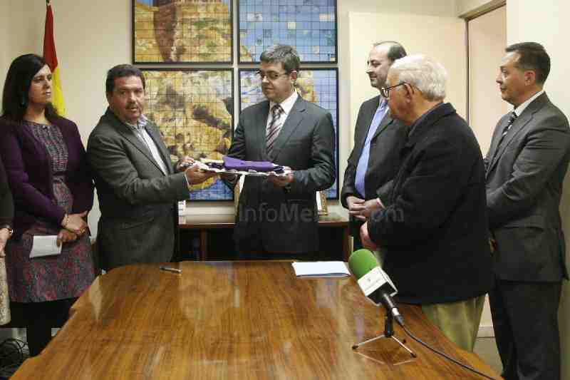 Gregorio Castillo, Hermano Mayor de la Cofradía, entrega la túnica