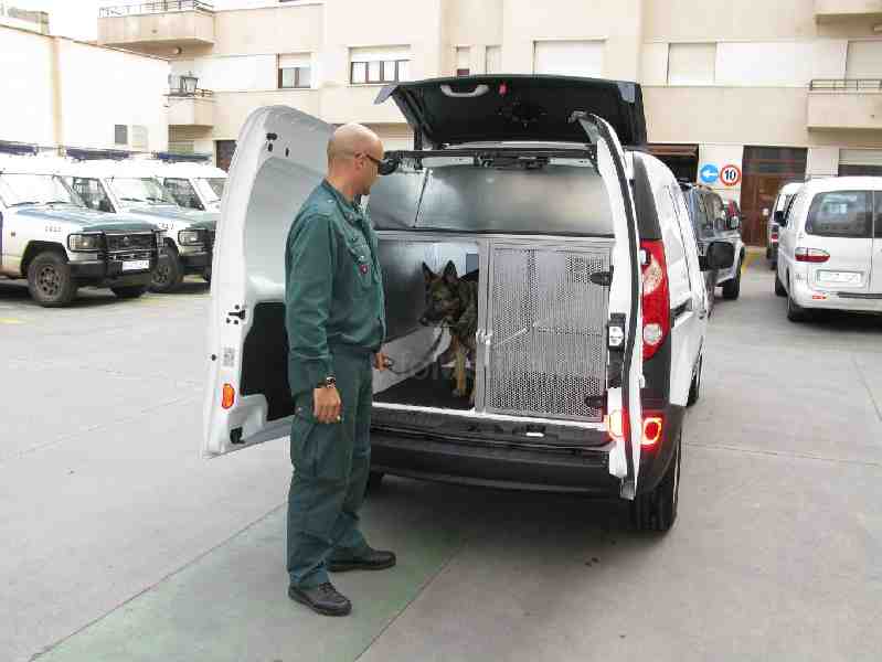 La Guardia Civil de Melilla refuerza su servicio cinológoco con dos agentes y dos perros que lucharán contra las mafias de la inmigración