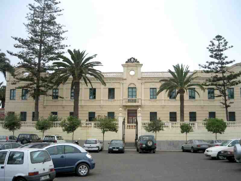 Fachada principal del colegio