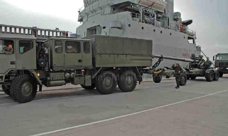 El material ha llegado esta mañana en un buque militar