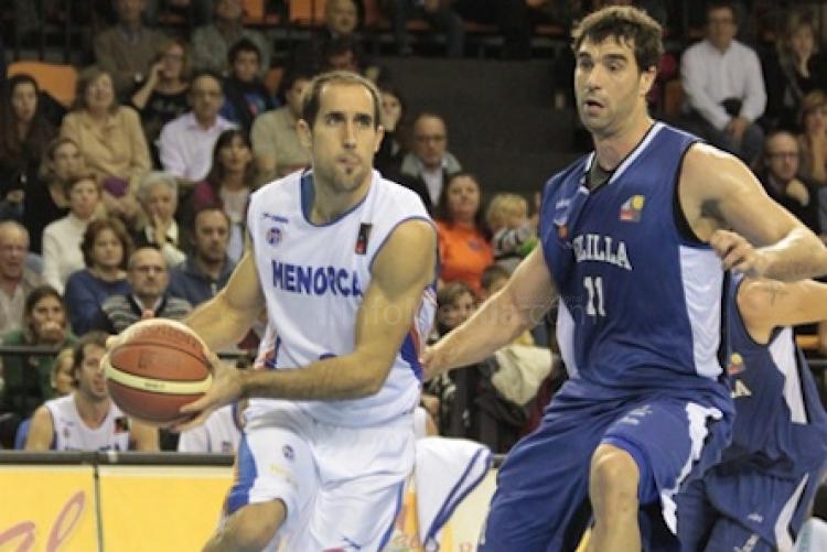 Melilla Baloncesto recibe a Menorca Básquet en un duelo vital para ambos