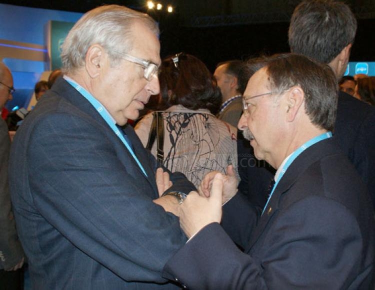 Vivas e Imbroda charlando durante el congreso nacional que el PP celebró el mes pasado