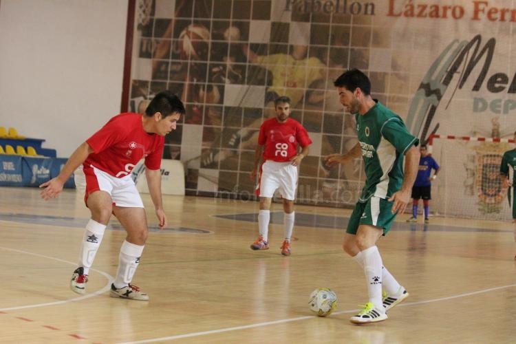 El veterano jugador Francis López intentando una jugada