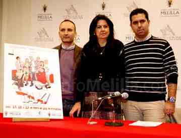 La consejera de Cultura, junto al director de la adaptación, Alejandro Aguilar, y su actor principal