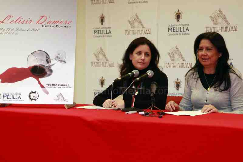 María del Carmen Gálvez junto a Simi Chocrón durante la presentación del espectáculo