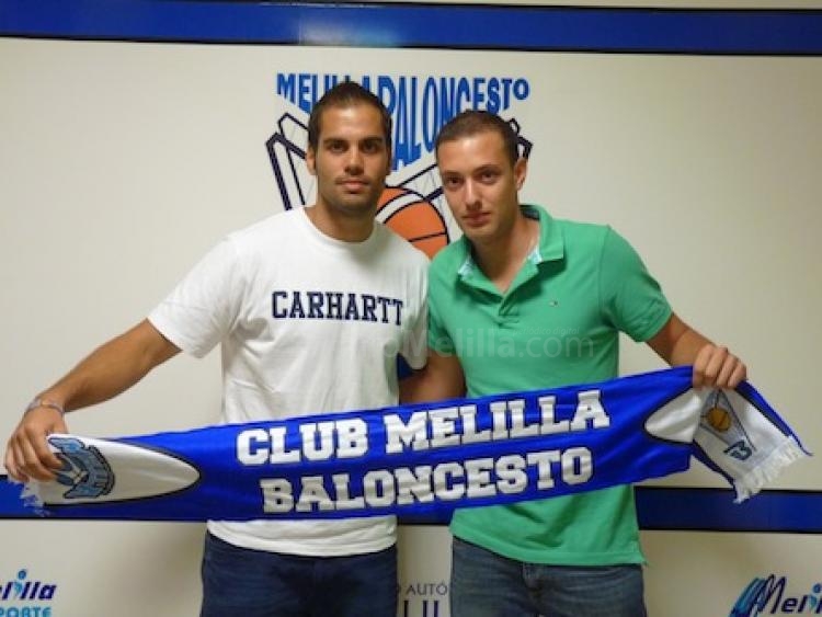Alex Ríos y Carlitos Moya enarbolando la bufanda insignia de Melilla Baloncesto