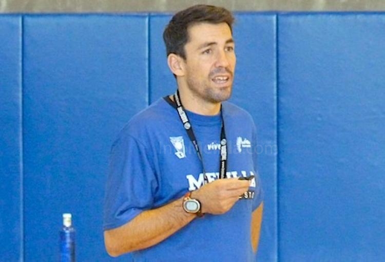 Gonzalo García observando a sus jugadores durante una sesión de entrenamiento