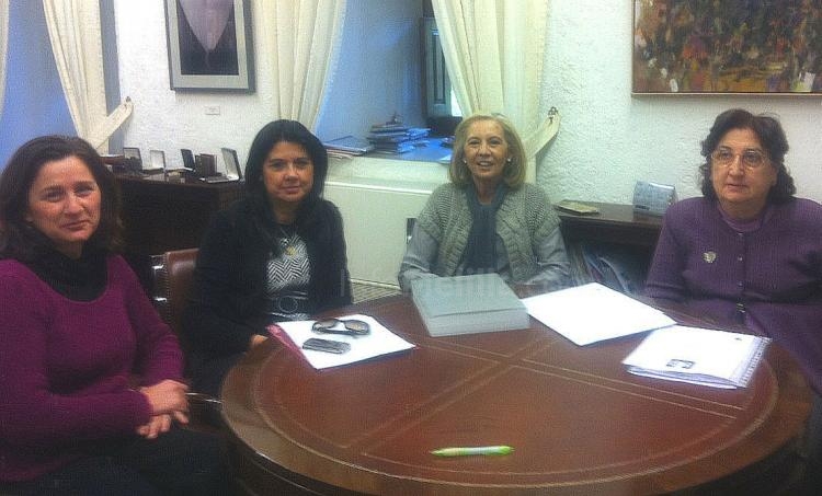Simi Chocrón, junto a las responsables de la UGR