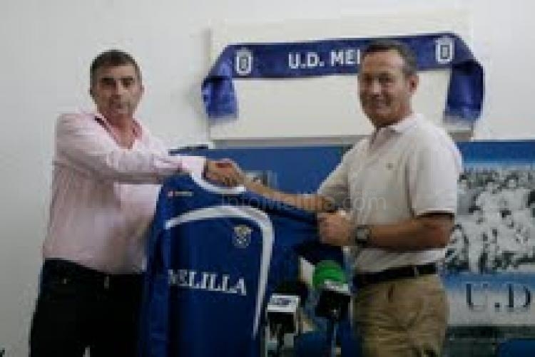 Cristóbal Sánchez en el momento de la presntación del nuevo técnico, Juan Moya