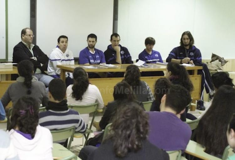 Una representación del Melilla Baloncesto visita el IES Leopoldo Queipo
