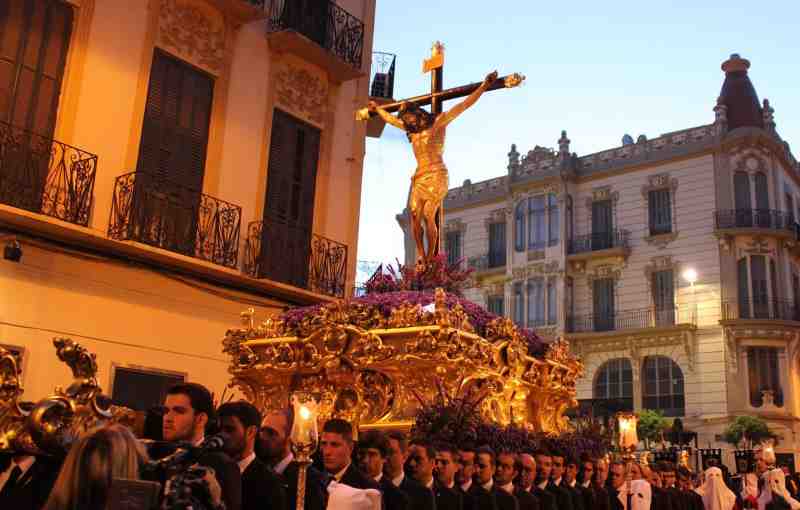Melilla se inunda de emoción al paso del Cristo de la Paz
