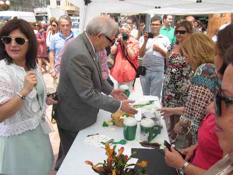 La AECC sigue recibiendo el apoyo de ciudadanos y autoridades en el día de su cuestación anual