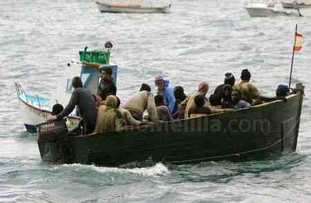 La Guardia Civil intercepta una patera con 16 subsaharianos, entre ellos cuatro mujeres y un menor de edad