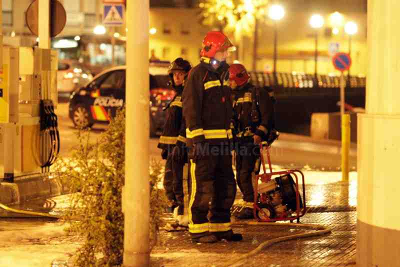 Incendio de madrugada sin consecuencias personales en la tienda del Garaje Escaño