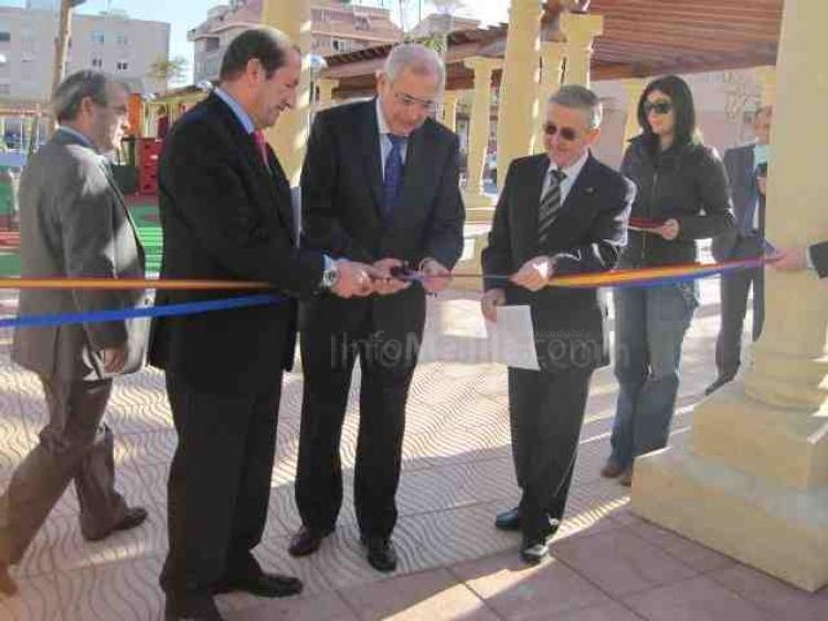 Javier González, a la derecha, participando en la inauguración de una obra junto a Imbroda y Marín