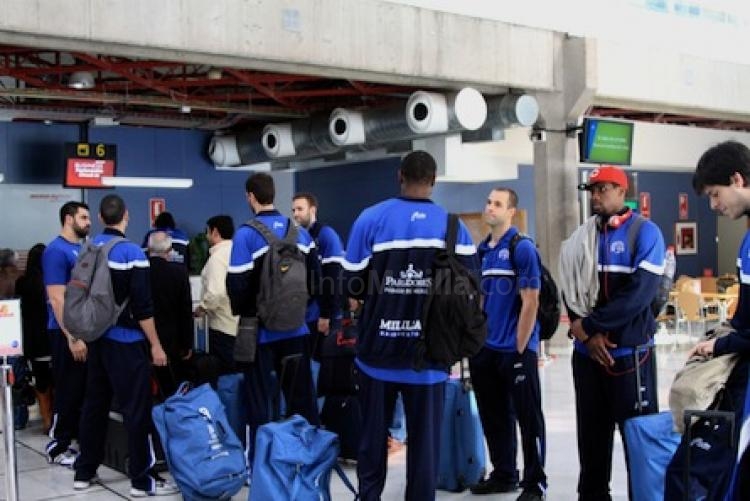 Jugadores de Melilla Baloncesto en el aeropuerto antes de una partida