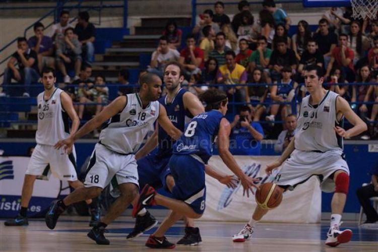 A Melilla Baloncesto no le fue bien un primer envite que ante Cáceres sucumbiría en el tercer cuarto (63-76)