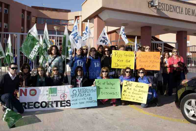 Enfermeras y auxiliares protestan frente al Imserso por su política de personal