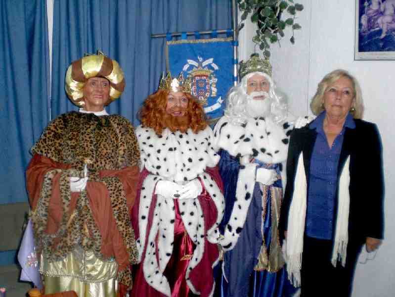 Los Reyes Magos también repartieron sus regalos a los niños y mayores de la Casa de Melilla en Almería