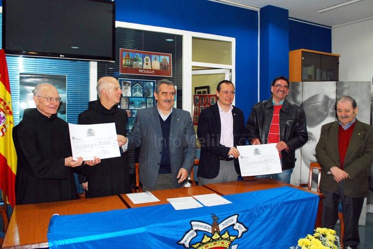 Momento de la entrega de los cheques