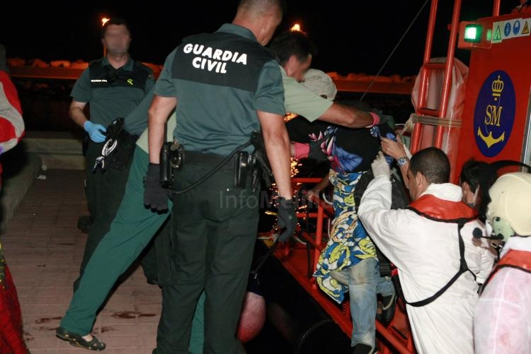 La embarcación Salvamar a su llegada al puerto de Melilla con os inmigrantes