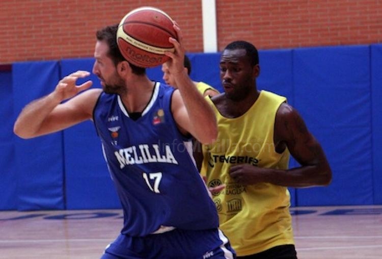 José Amador en uno de los partidos de la gira