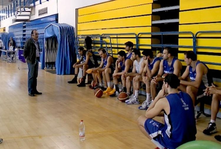 El presidente del Club, Jaime Auday, conversando con la plantilla