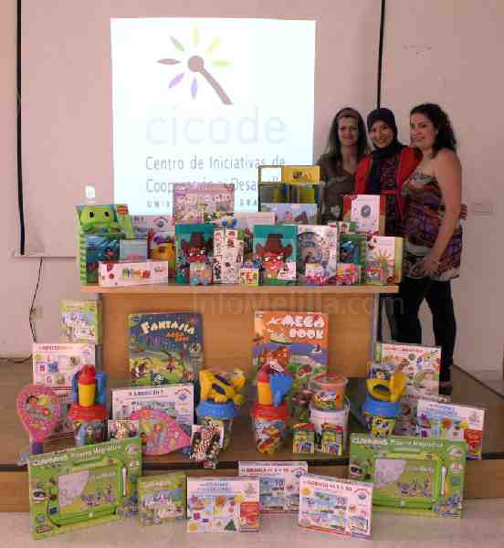 El CICODE reparte juguetes entre niñas de familias que carecen de recursos económicos
