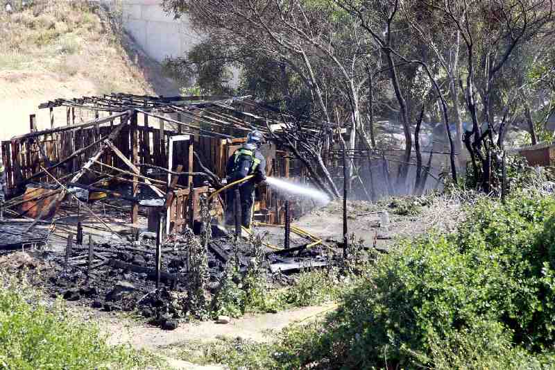 Nuevo incendio en las chabolas del Cerro de Palma Santa que se salda sin daños personales