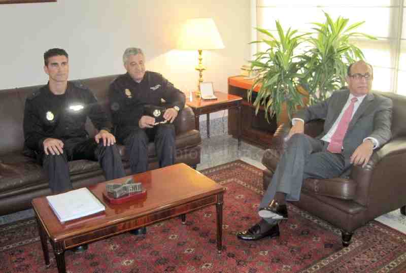 El policía Antonio Cano (izq.) junto a Ángel Riesco y Abdelmalik El Barkani