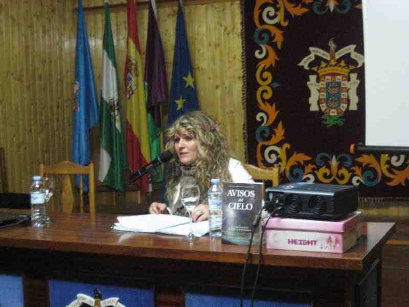 Virgina Dangma presenta Avisos del Cielo en la Casa de Melilla en Málaga