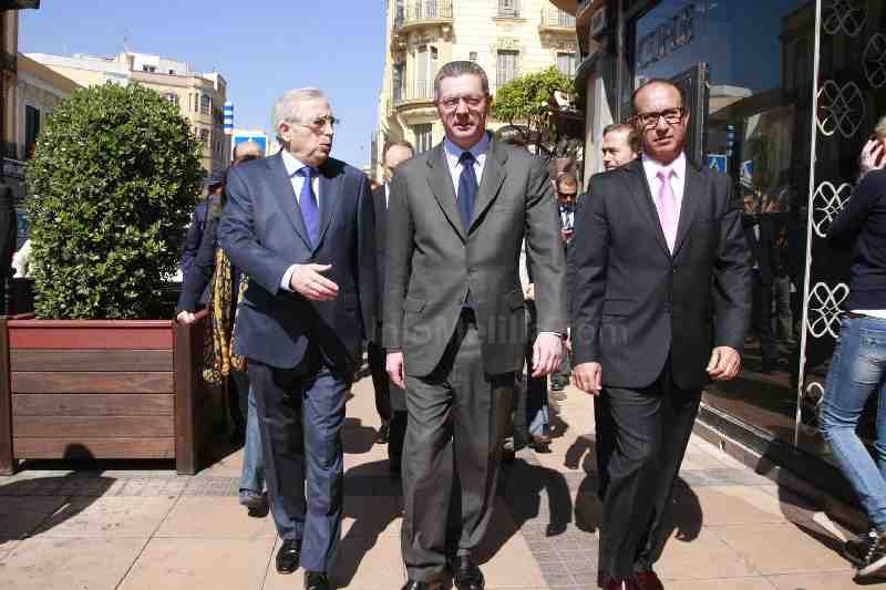 El ministro paseando por el centro de la ciudad