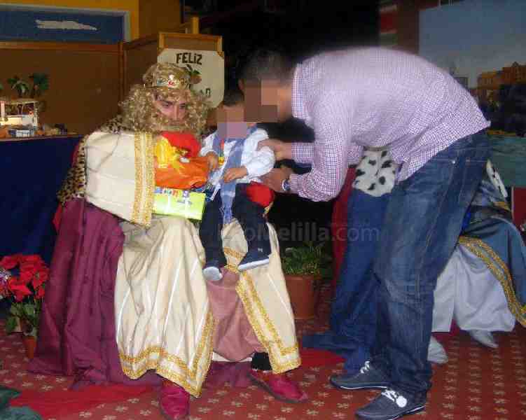 Melchor, Gaspar y Baltasar llevan la alegría a los hijos de los internos del Centro Penitenciario de Melilla