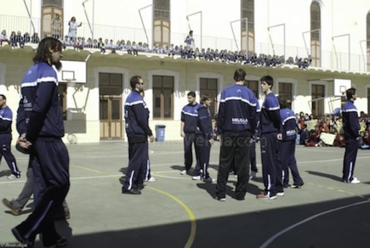 La plantilla de Melilla Baloncesto en el patio principal del Colegio La Salle-El Carmen