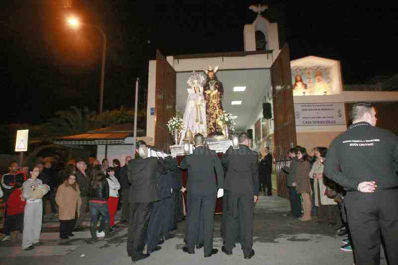 La Cofradía del Cautivo lleva a cabo el traslado de su titulares y celebra una estación de penitencia en el Hospital Comarcal