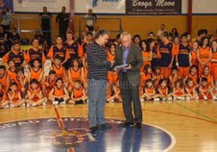 Deporte/Sociedad: El CAM Enrique Soler homenajea a uno de sus patrocinadores "Ferretería Las Naves"