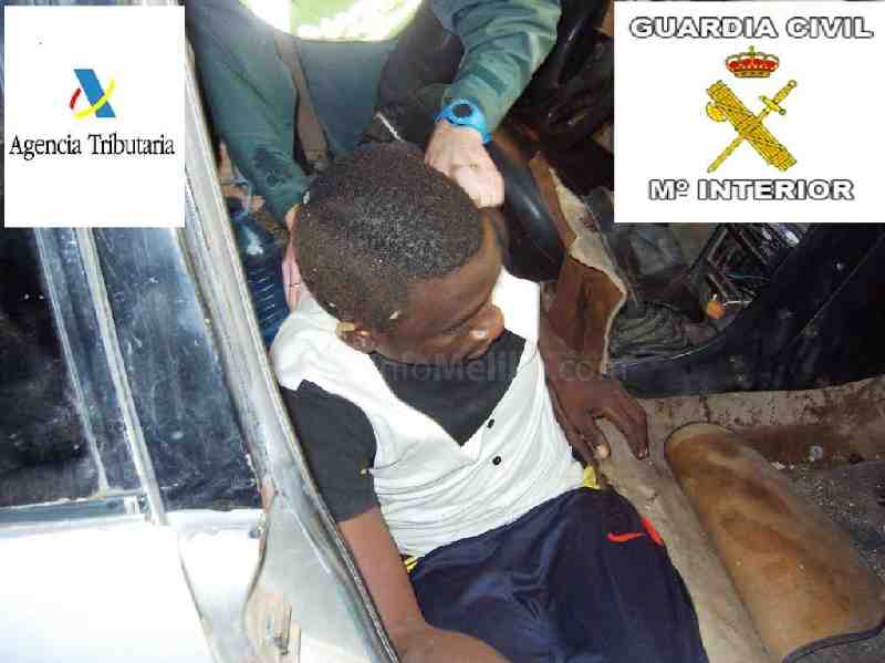Hallan a dos inmigrantes que entraban a Melilla ocultos en dos vehículos