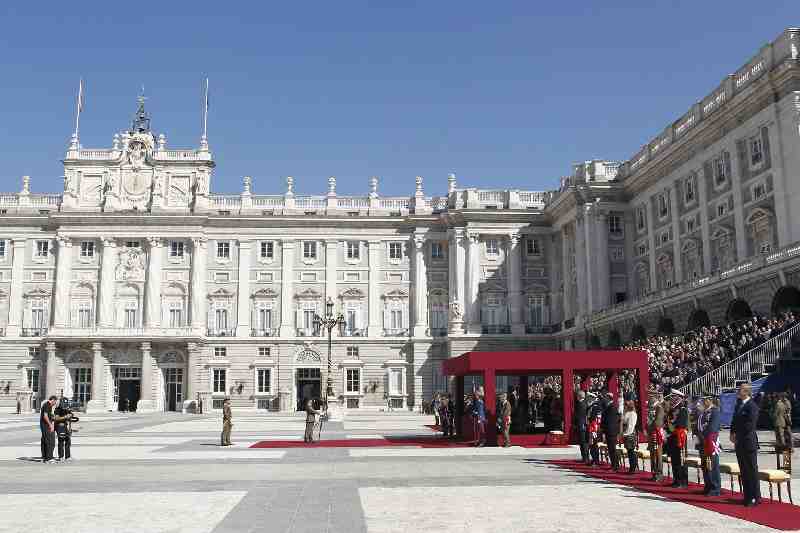 El Rey condecora al Regimiento de Caballería Alcántara, los "héroes del Annual"