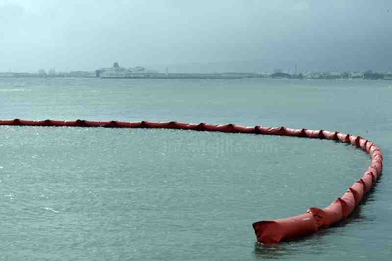Los trabajadores del Puerto participan en un simulacro de vertido de sustancias contaminantes en el mar