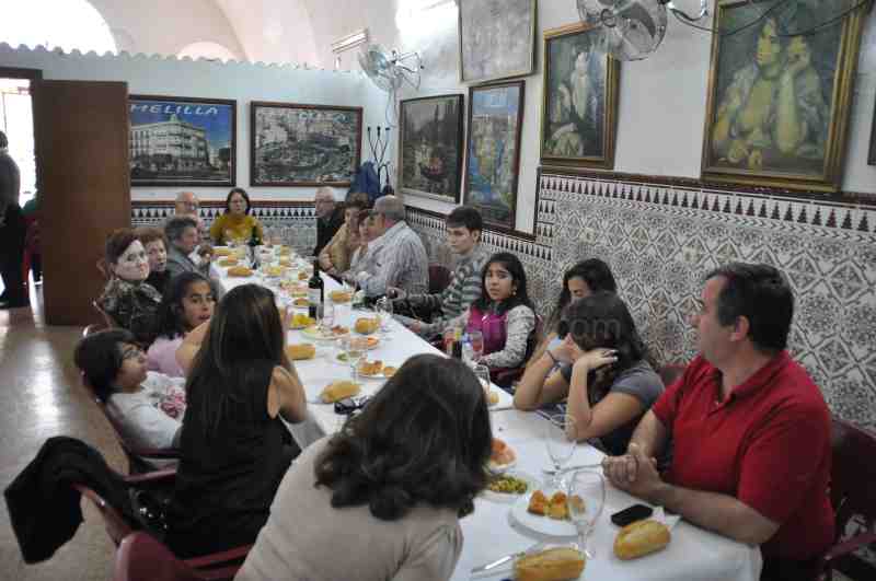 Las asociaciones de vecinos rinden homenaje a los padres en su día