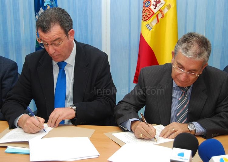 Antonio Aguilar -derecha- firmando un convenio junto al consejero Antonio Miranda