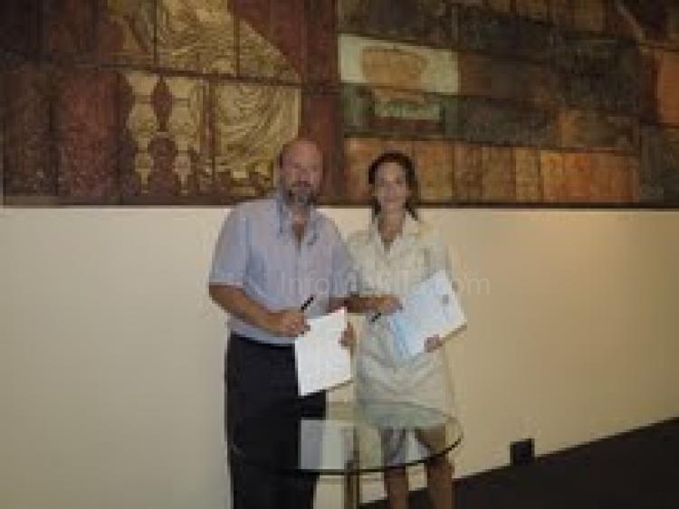 Marta Ruiz junto al presidente de la entidad melillense, Manuel Angel Quevedo