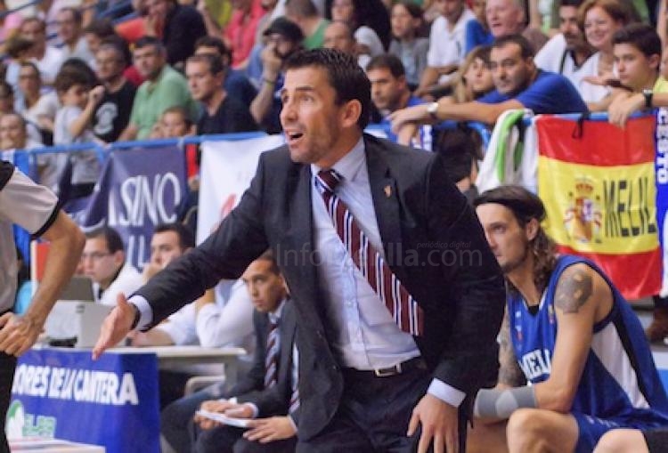 García de Vitoria durante la dirección de un encuentro de Liga Adcecco LEB oro