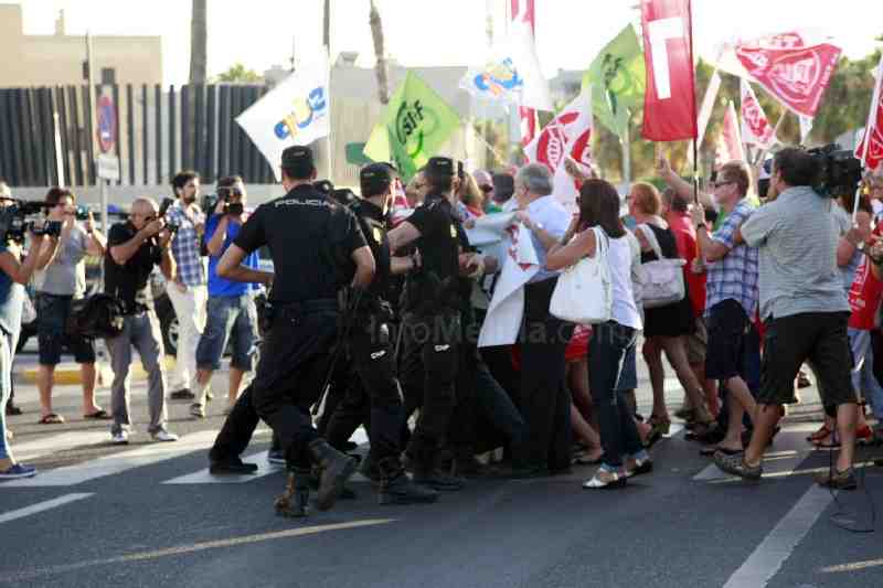 Más de medio millar de melillenses participan en la protesta contra los recortes aprobados por el Gobierno central