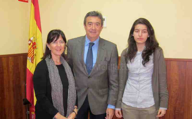 Calzado posa junto a la madre de Pablo Benavente y a Nawal El Bachiri