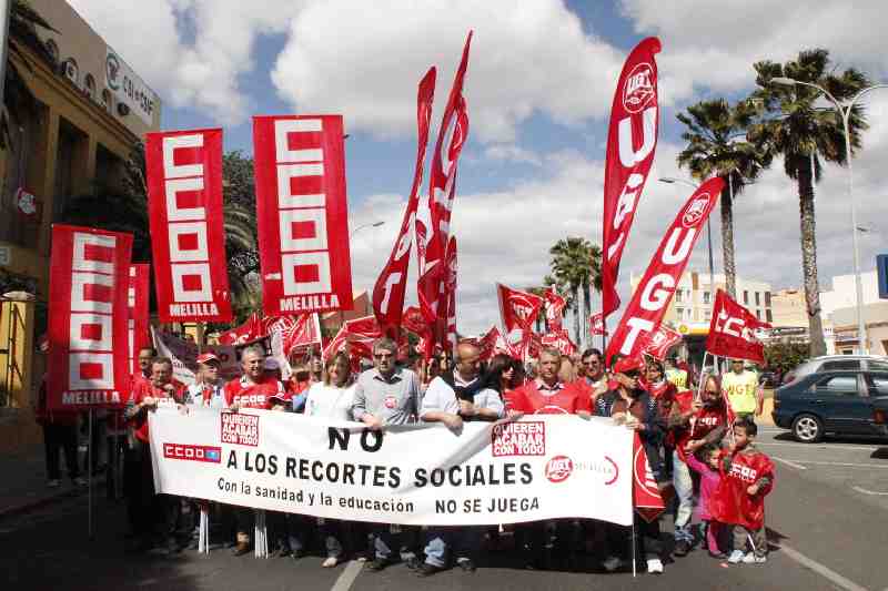 UGT y CCOO protestan por los recortes del Gobierno central dejando claro que "con la Sanidad y la Educación no se juega"