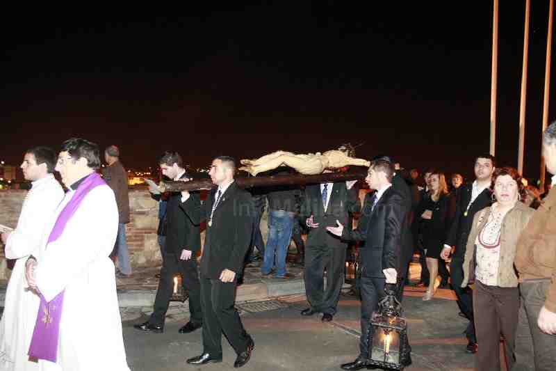 Las calles del Pueblo viven un emotivo Vía Crucis con el Cristo del Socorro