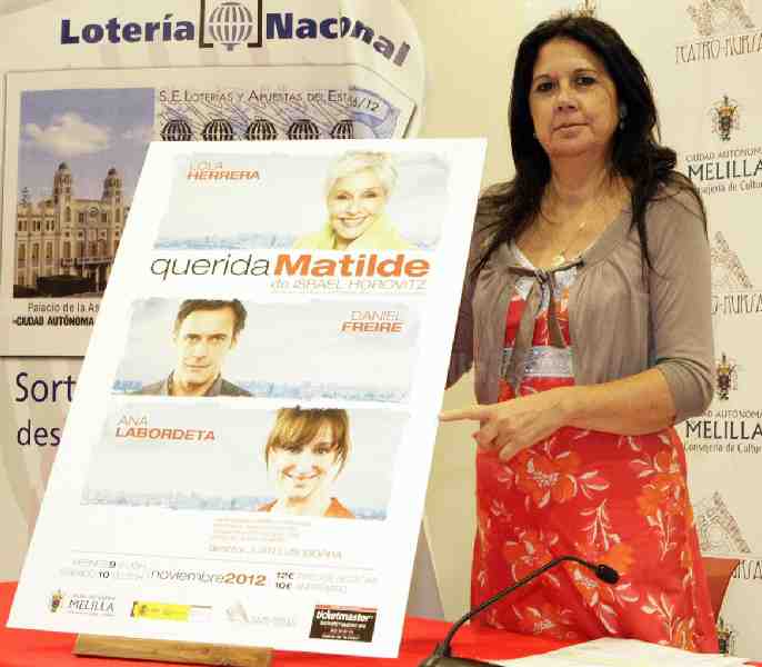 La consejera de Cultura junto al cartel de la obra