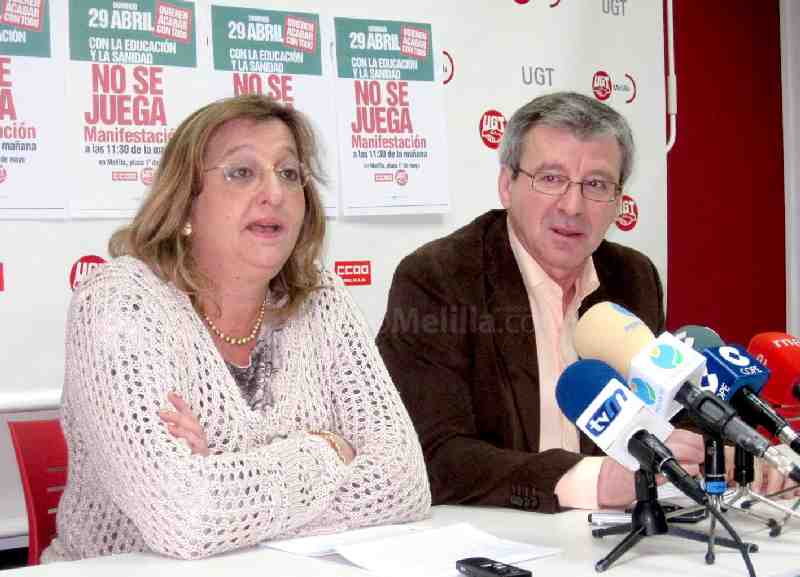 Caridad Navarro y Alonso Díaz anunciando la protesta