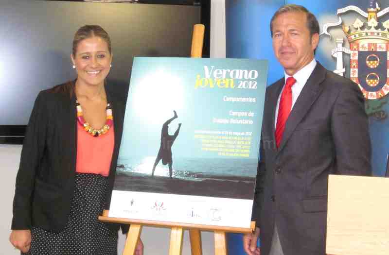 Acedo y Marín junto al cartel anunciador de 'Verano Joven 2012'